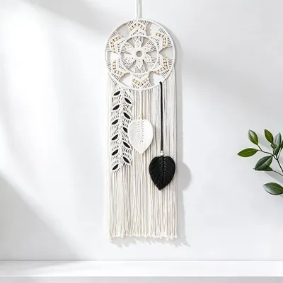 Immagine prodotto di Tappeto da parete fatto a mano in corda di cotone, stile bohémien con tecnica macramé, decorato con frange, perline di legno e motivi a foglia, dimensioni 90 cm, colore nero