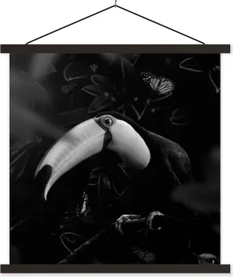 Produktbild von MuchoWow® Textilposter Nahaufnahme eines Tukans, umgeben von Schmetterlingen - schwarz-weiß 120x120 cm mit schwarzem Rahmen - Aufhängungsset