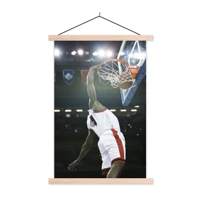 Produktbild von MuchoWow® Textilposter Ein Basketballspieler wirft den Ball in den Korb 40x60 cm mit holzfarbenen Rahmen - Poster