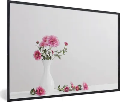 Produktbild von MuchoWow® Gerahmtes Poster Chrysanthemen - Rosa - Stilleben 60x40 cm - Poster mit Schwarzem Bilderrahmen Wandposter Rahmen Foto Bilder - Printing - Wanddeko Schlafzimmer
