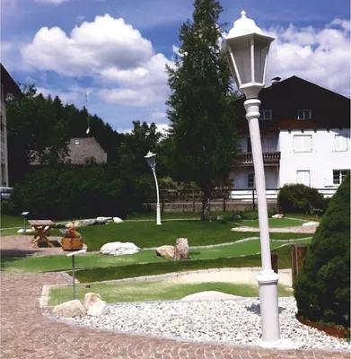 Produktbild von Casa Padrino Jugendstil Gartenlaterne Weiß H. 353,5 cm - Außenbeleuchtung