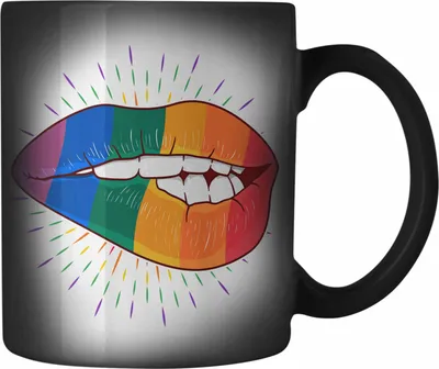 Produktbild von Trendation - LGBT Farbwechsel Zauber-Tasse Geschenk für Schwule Lesben Transgender Regenbogen Lustige Grafik Regenbogen Bunte Lippe (Schwarz)