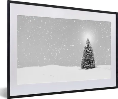 Produktbild von MuchoWow® MuchoWow® Gerahmtes Poster Ein Weihnachtsbaum in einer verschneiten Landschaft und einem blauen Himmel - schwarz und weiß 60x40 cm - Poster mit zchwarzem Bilderrahmen - Schlafzimmer - Plakat