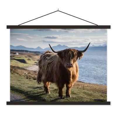 Produktbild von MuchoWow® Textilposter Schottische Highlander - Bergen - Meer 150x113 cm mit holzfarbenen Rahmen - Poster