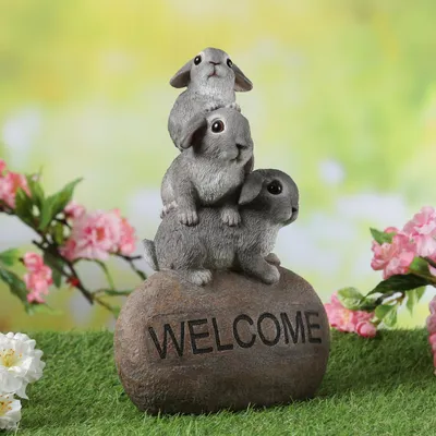 Produktbild von Gartenfigur Welcome - 3 Häschen auf Stein - Dekofigur - H: 26cm - Polyresin - grau