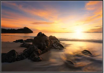 Produktbild von Wallario Wandbild Sonne über dem Meer mit Felsenlandschaft, Größe: 70,30 x 100,30 cm, Poster mit schwarzem Aluminiumrahmen