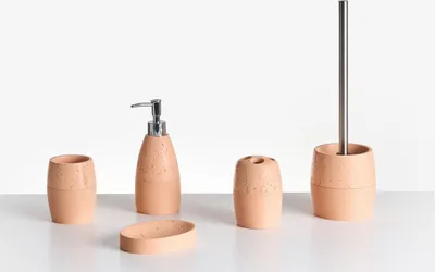Produktbild von BELIANI Badezimmer Set 5-Teilig Orange Kunstharz Betonoptik Rillenoptik Modern Seifenschale Seifenspender Zahnbürstenhalter Toilettenbürste Becher