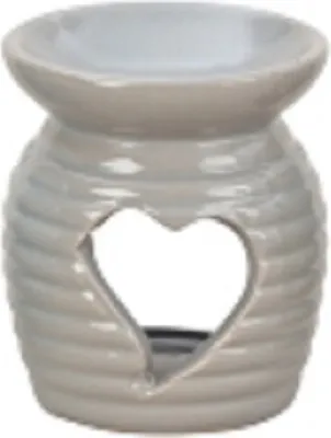 Eine hellgraue Duftlampe mit herzförmigen Ausschnitt, gewellter Textur und einer bauchigen Basis.