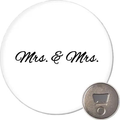 Produktbild von Huuraa Magnet Mrs. & Mrs. Schriftzug 59mm Kühlschrankmagnet rund Flaschenöffner Geschenkidee