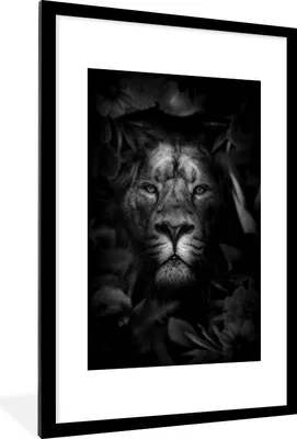 Produktbild von MuchoWow® Gerahmtes Poster Löwe mit Blättern und Blumen im Dschungel - schwarz und weiß 60x90 cm - Poster mit Schwarzem Bilderrahmen Wandposter Rahmen Foto Bilder - Dekoration - Wandposter Wohnzimmer - Hochwertig