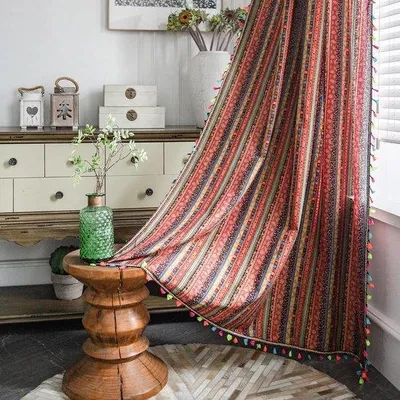Produktbild von Famanu Verdunkelungsgardinen 180 x 150 cm - Boho Rot mit Quasten, Set von 2