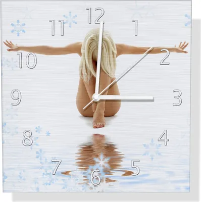 Produktbild von Wallario Design Wanduhr Akt-Erotik im Winter - Nackte Frau mit Schneeflocken aus Aluverbund, Größe 30 x 30 cm