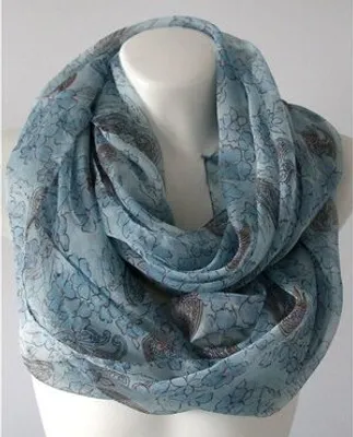 Produktbild von Damen Schlauchschal in hellblau mit Blumen und paisley Muster