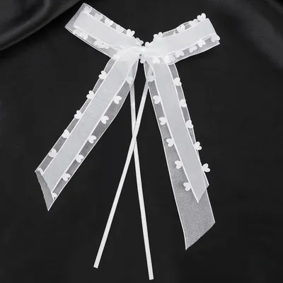 Produktbild von 30 Stück Autoschleifen Hochzeit, Weiß mit Herzen Schleifen für Hochzeitsdeko Autoschmuck Antennenschleifen Handgemacht Satinband 25x15cm