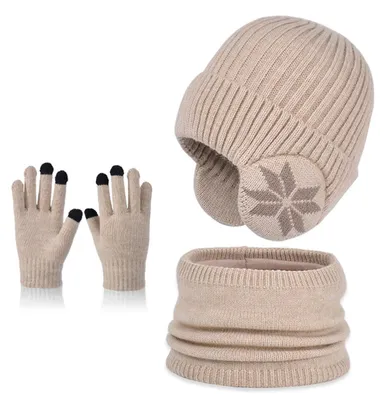 Image de Ensemble de trois pièces pour enfant : bonnet, écharpe et gants, idéal pour l'hiver