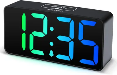 Zdjęcie produktu dla Cyfrowy budzik LED RGB z portem USB do ładowania, duży wyświetlacz, 8 trybów kolorystycznych, regulowana jasność i głośność, funkcja drzemki, tryb 12/24 godziny