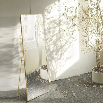 Productafbeelding van Spiegel met een metalen frame in koperkleur - 140 x 40 cm