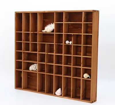Zdjęcie produktu dla Woodweaver | Drewniana półka ekspozycyjna brązowa – 51 przegródek (52×46×5 cm) | Przechowywanie | Kolekcjonowanie | Porządkowanie | Dekorowanie