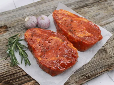 Produktbild von Schweinekamm Steak Texas – 2 Stück à ca. 180 g – Grillfleisch mariniert im Texas-Style – würzig, saftig & zart – Der Pfaröller