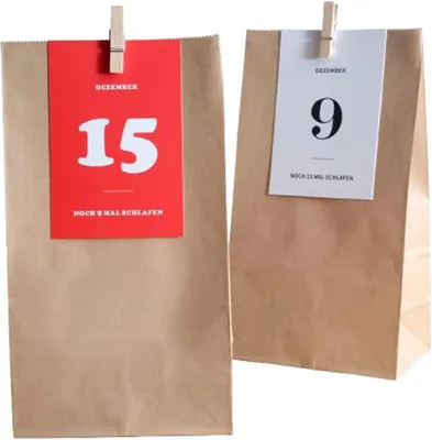 Produktbild von Adventskalender zum Selbstgestalten – 24 Papiertüten aus Kraftpapier mit Zahlenkarten und Holzclips – DIY-Weihnachtsadventskalender