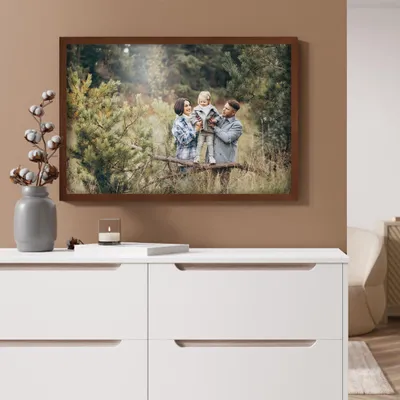 Obrázek produktu pro MG Design, rámeček na obrázky, 35 x 50 cm – rámeček na plakáty s hnědým dřevěným rámem (masivní dřevo) a odolným akrylovým sklem, vhodný pro vertikální i horizontální formáty, s robustním systémem pro zavěšení na zeď