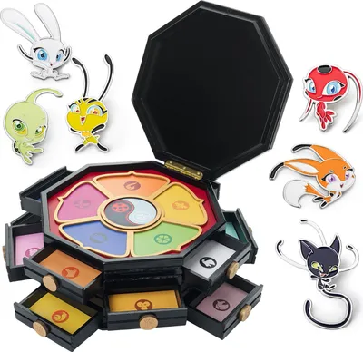Produktbild von Miraculous Ladybug Schatulle original, offiziell lizensiert | 2er Set aus Master Fu Miracle Box 26cm + 6 Anstecker