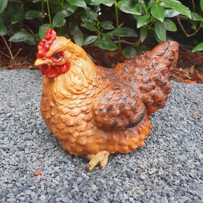 Zdjęcie produktu dla Figurka ogrodowa siedząca brązowa kura Figurka 19 cm