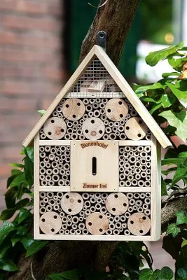 Produktbild von Famanu Insektenhotel Design aus natürlichen Materialien - Für Bienen, Marienkäfer und Schmetterlinge