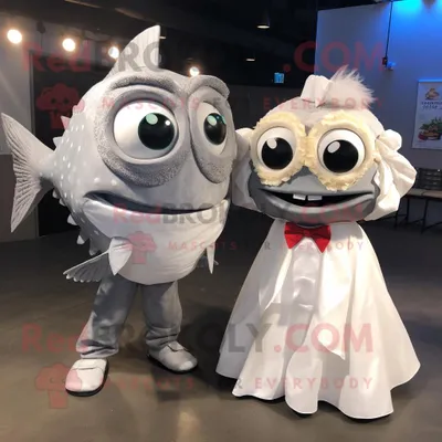 Produktbild von Grauer REDBROKOLY Fisch-Tacos Maskottchen Kostüm charakter gekleidet mit einem Hochzeitskleid und Fliegen