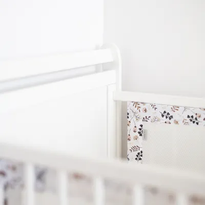 Produktbild von BLUMEN BRAUN Atmungsaktiv 2 TLG. Netzstoff BETTUMRANDUNG Babybett Umrandung Neugeborene Baby Sprossen Bett Schutz für 140x70 cm Babybett 130x30cm