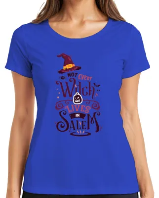 Productafbeelding van Niet elke heks woont in Salem. Halloween, pompoen, heksenhoed, griezelig. Dames T-shirt, blauw, maat L