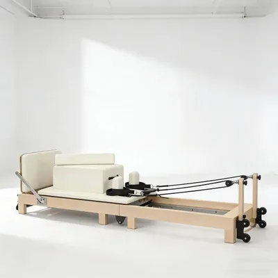 Obrázek produktu pro Pilates Reformer – tréninková lavice – skládací domácí posilovací zařízení – nastavitelný odpor – nosnost až 250 kg – bílá barva