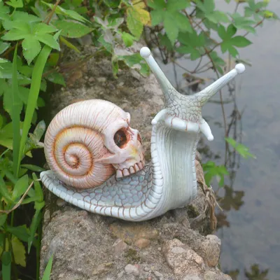 Totenkopf-Schnecken-Skulptur aus Harz, Halloween-Deko für Garten