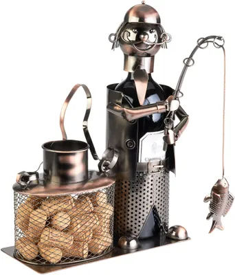 Immagine prodotto di BRUBAKER portabottiglie da vino pescatore con pesce e secchiello per conservare il sughero - portabottiglie in metallo - figura regalo in metallo con carta regalo