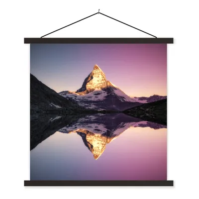 Produktbild von MuchoWow® Textilposter Matterhorn bei Sonnenaufgang vom Riffelsee in der Schweiz 90x90 cm mit schwarzem Rahmen - Magnetisches