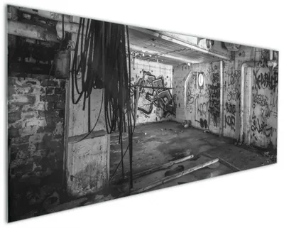 Produktbild von Wallario Küchenrückwand aus Glas, Größe: 125 x 50 cm, Motiv: Alte verlassene Fabrik in schwarz weiß mit Graffiti | Spritzschutz | abwischbar | pflegeleicht | in