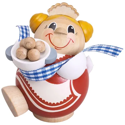 Eine fröhliche Holzfigur in Kellnerinnenkleidung mit Servierhäubchen hält einen Topf mit Klößen und trägt ein blau-weiß kariertes Tuch.