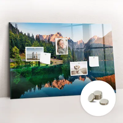 Immagine prodotto di Lavagna magnetica da parete, con superficie in vetro e bordo curvo. Include 5 magneti. Dimensioni: 90x60 cm. Motivo: paesaggio lacustre