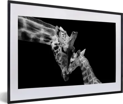 Produktbild von MuchoWow® Gerahmtes Poster Giraffe - Wildtiere - Porträt - Schwarz-Weiß 60x40 cm - Poster mit Schwarzem Bilderrahmen Wandposter Rahmen Foto Bilder - Schlafzimmer - Plakat in Rahmen - Drucken