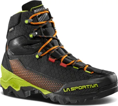 Schwarze Bergschuhe "Aequilibrium ST GTX" von La Sportiva mit leuchtend orangefarbenen Schnürsenkeln und grünem Sohlenbereich.