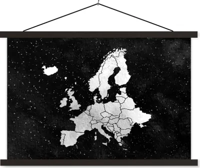 Produktbild von MuchoWow® Textilposter Europakarte auf Sternenhintergrund in Aquarell - schwarz-weiß 120x80 cm mit schwarzem Rahmen - Wanddeko