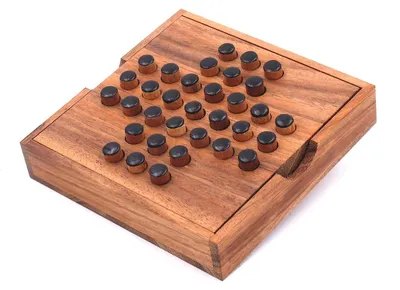 ROMBOL Steckspiel aus Holz: schwarze Spielsteine sitzen in einem rautenförmigen Muster auf dem Brett, fotografiert schräg von oben.