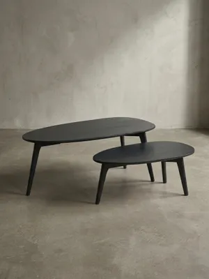 Blick auf das flexible Arrangement der beiden schwarzen Satztische aus Massivholz, der kleinere Tisch platzsparend unter den größeren geschoben._#sku_BARWL6.725#