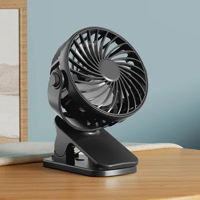 Obrázok produktu pre Prenosný, nabíateľný ventilátor s klipom, otočný o 720°. Visací ventilátor s nočným svetlom a funkciou ochladzovača vzduchu, vhodný na outdoorové aktivity a kempovanie. Farba: čierna