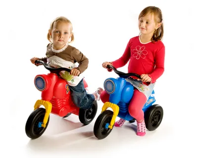 Imagen del producto de Bicicleta sin pedales CLASSIC 5 MAXI, fabricada en plástico, con una altura de asiento de 33 cm, capacidad de carga hasta 35 kg, disponible en 2 colores, recomendada para niños a partir de 3 años