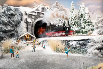 Produktbild von NOCH handkolorierter Figuren-Adventskalender mit 24 Miniaturfiguren Menschen für Spur H0 Modellbahn und Diorama aus Kunststoff.