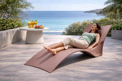 Obrázek produktu pro Elegantní zahradní lehátko v hnědé barvě, ergonomické a ideální k odpočinku.