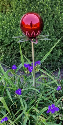 Produktbild von Blütenzauber Paris Rosenkugel 10 cm Edelstahl rot poliert Gartenstecker Deko mit Stab 80 cm