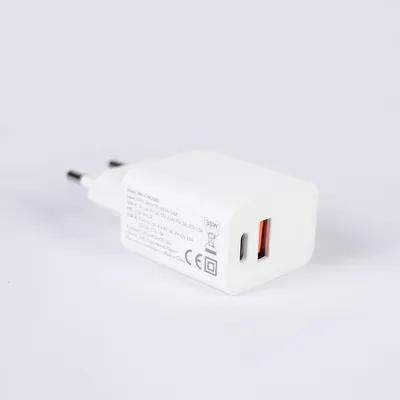 Produktbild von PNI CHG300 Netzteil mit USB C Port, QC3.0, PD3.0, PPS und USB-A Port, 30W