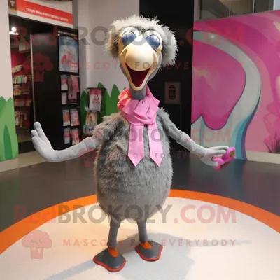 Produktbild von Grauer REDBROKOLY Flamingo Maskottchen Kostüm charakter bekleidet mit einem Etuikleid und Schal-Clips